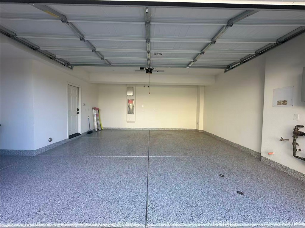 Residential Lease for rent at 3904 E Coronado Privado, Ontario, San Bernardino County CA featuring 3 beds and 3 baths