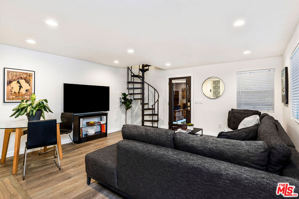 Residential Lease for rent at 717 Huntley Drive, West Hollywood CA featuring 1 bed and 2 baths