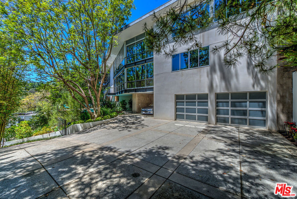 Residential Lease for rent at 2207 Bowmont Drive, Beverly Hills CA featuring 5 beds and 6 baths