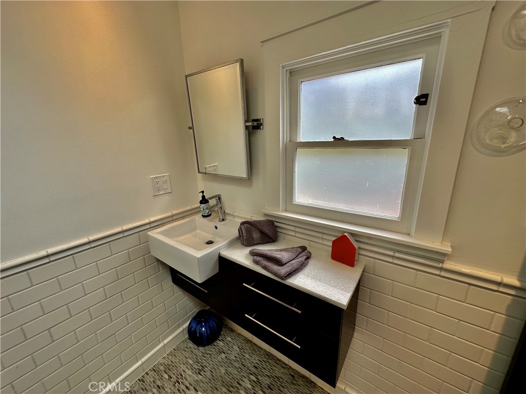 Residential Lease for rent at 563 Cress, Laguna Beach CA featuring 2 beds and 2 baths