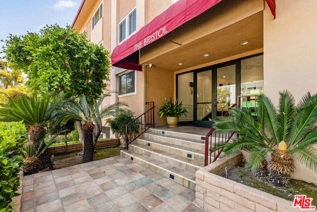 Residential Lease for rent at 1121 N Olive Drive 113, West Hollywood CA featuring 2 beds and 2 baths