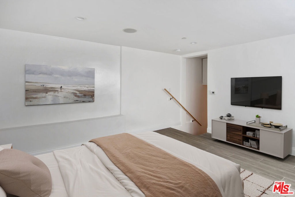 Residential Lease for rent at 1105 Alta Loma Road 5, West Hollywood CA featuring 1 bed and 2 baths