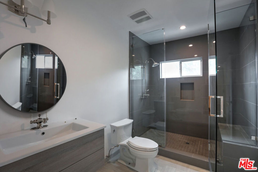 Residential Lease for rent at 1105 Alta Loma Road 2, West Hollywood CA featuring 1 bed and 1 bath