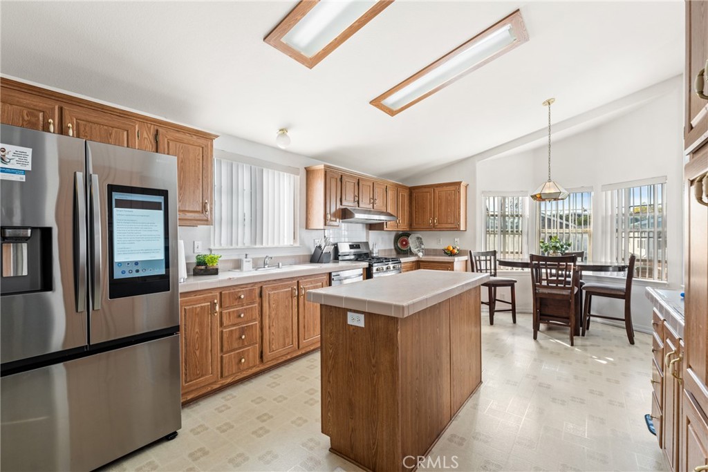 Residential for sale at 38094 Calle Amigable, Murrieta CA featuring 3 beds and 2 baths