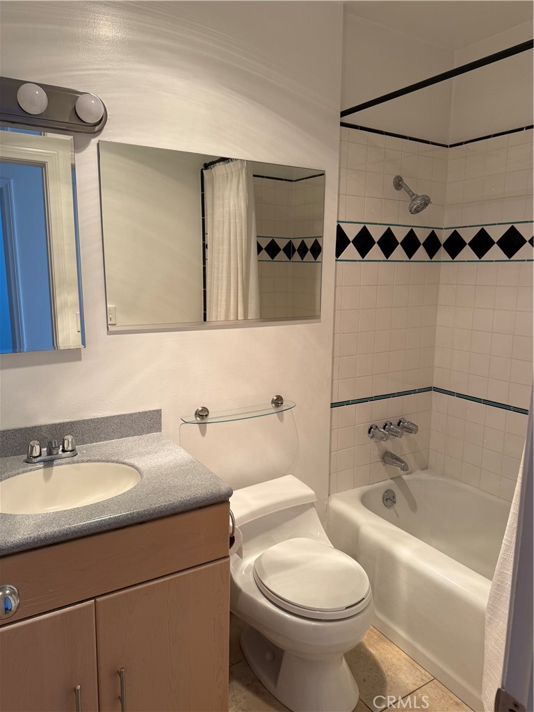 Residential Lease for rent at 2616 Walnut, Manhattan Beach CA featuring 2 beds and 2 baths