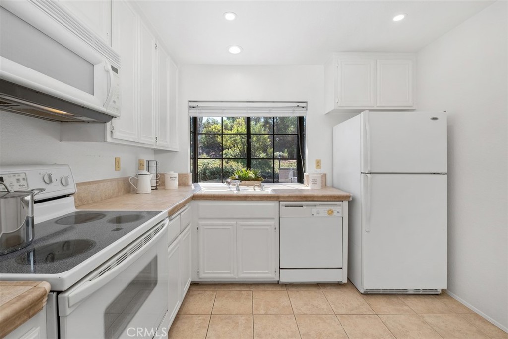 Residential Lease for rent at 2 Sunup 42, Irvine CA featuring 2 beds and 2 baths