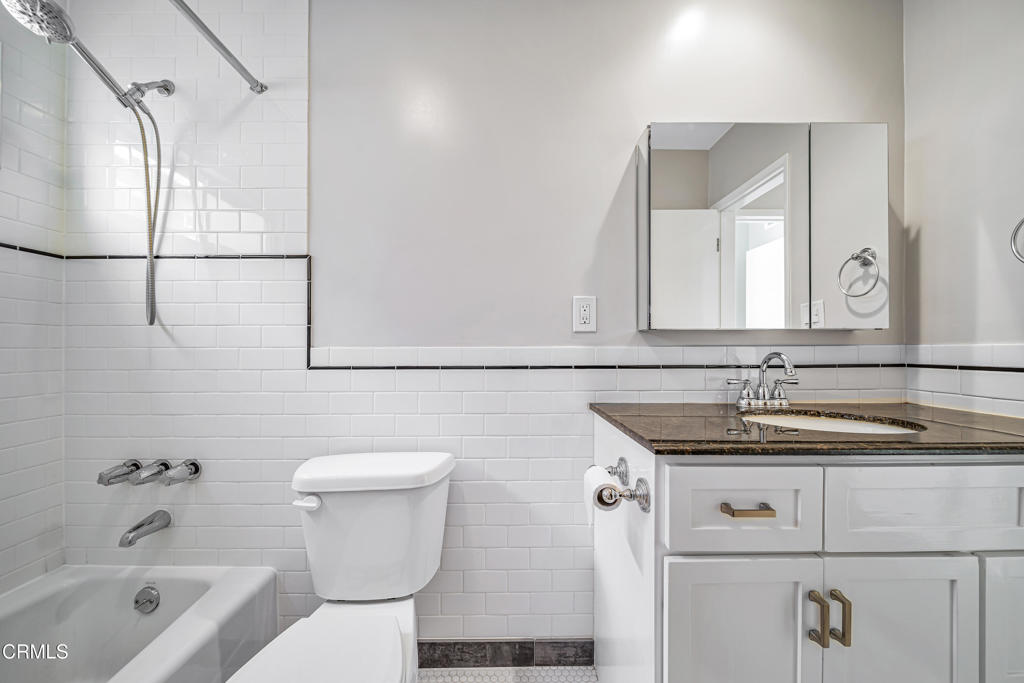 Residential Lease for rent at 590 N Los Robles Avenue 8, Pasadena CA featuring 2 beds and 1 bath