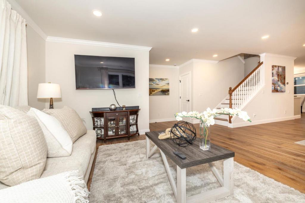 Residential for sale at 2659 Garfield Street, San Mateo CA featuring 5 beds and 6 baths