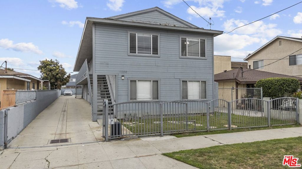Residential Lease for rent at 1556 W 227th Street 5, Torrance CA featuring 1 bed and 1 bath