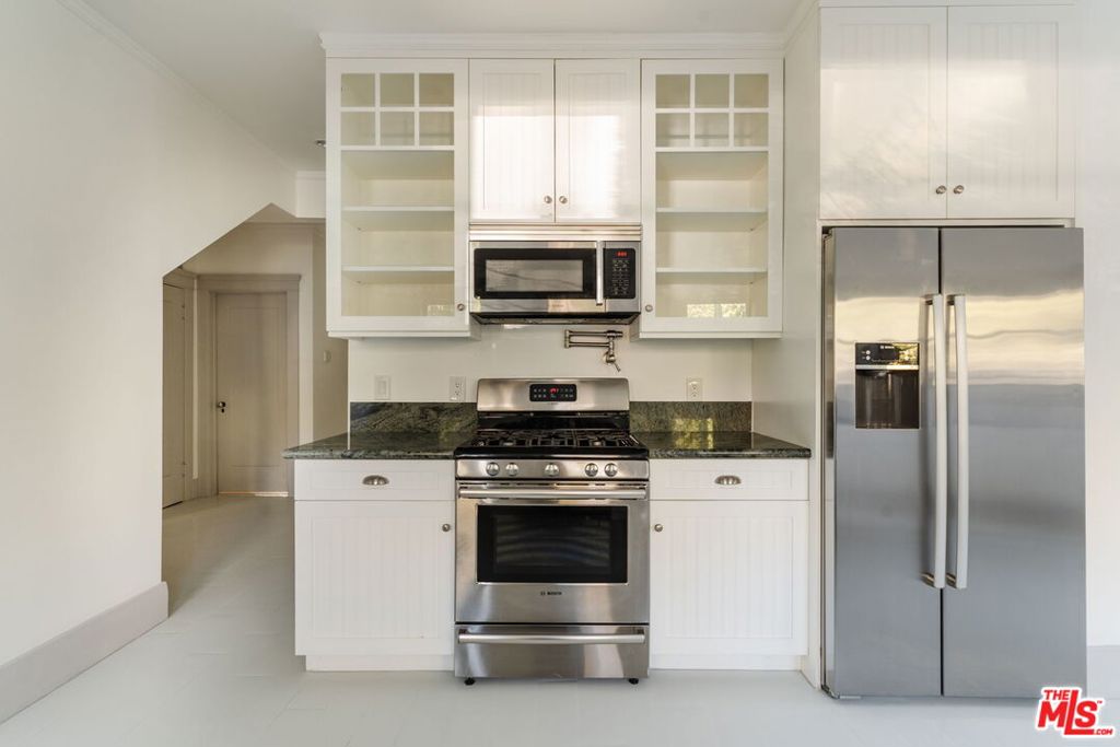 Residential Lease for rent at 2027 Canyon Drive, Los Angeles, Los Angeles County CA featuring 3 beds and 3 baths