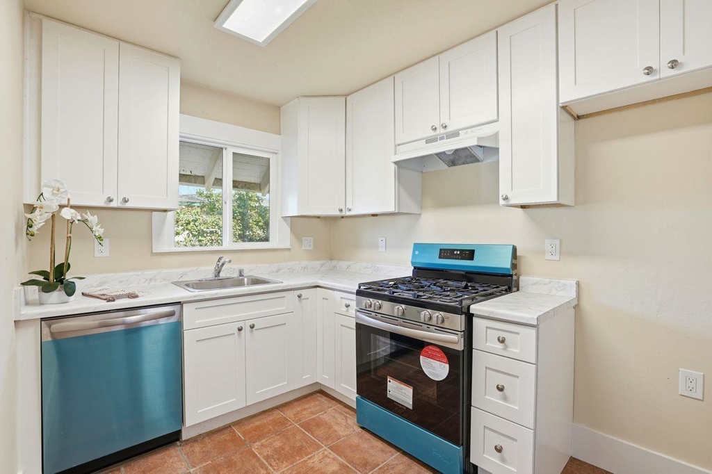 Residential for sale at 604 56Th St, Oakland CA featuring 4 beds and 1 bath