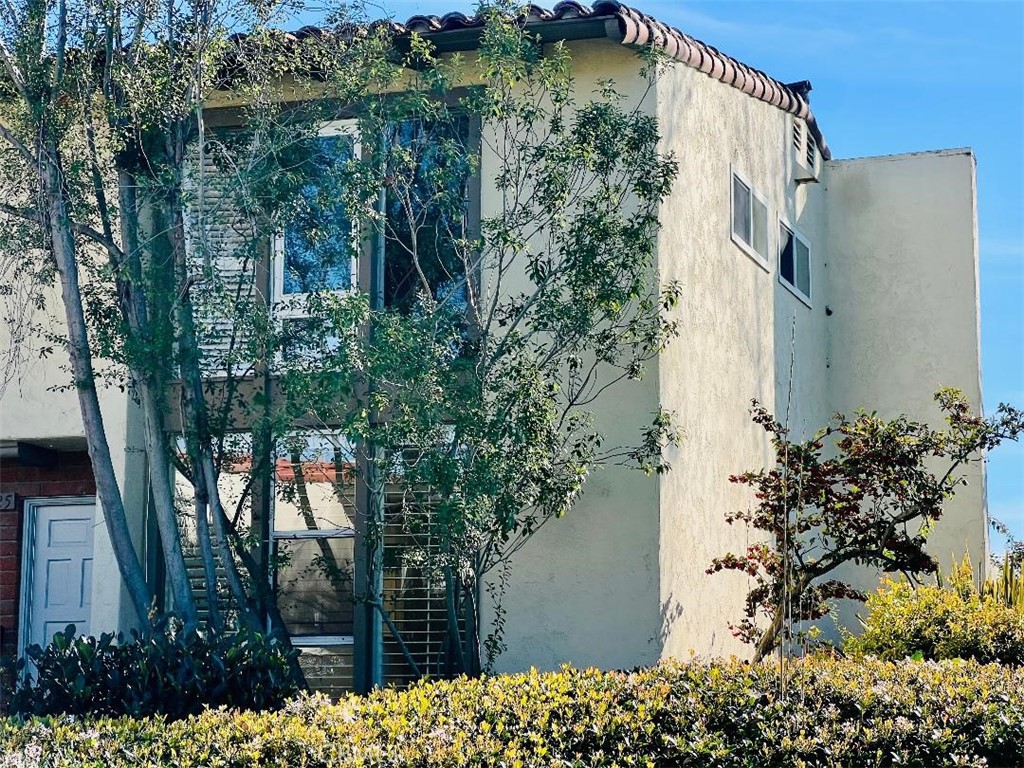 Residential for sale at 2225 Vista Huerta, Newport Beach CA featuring 3 beds and 2 baths