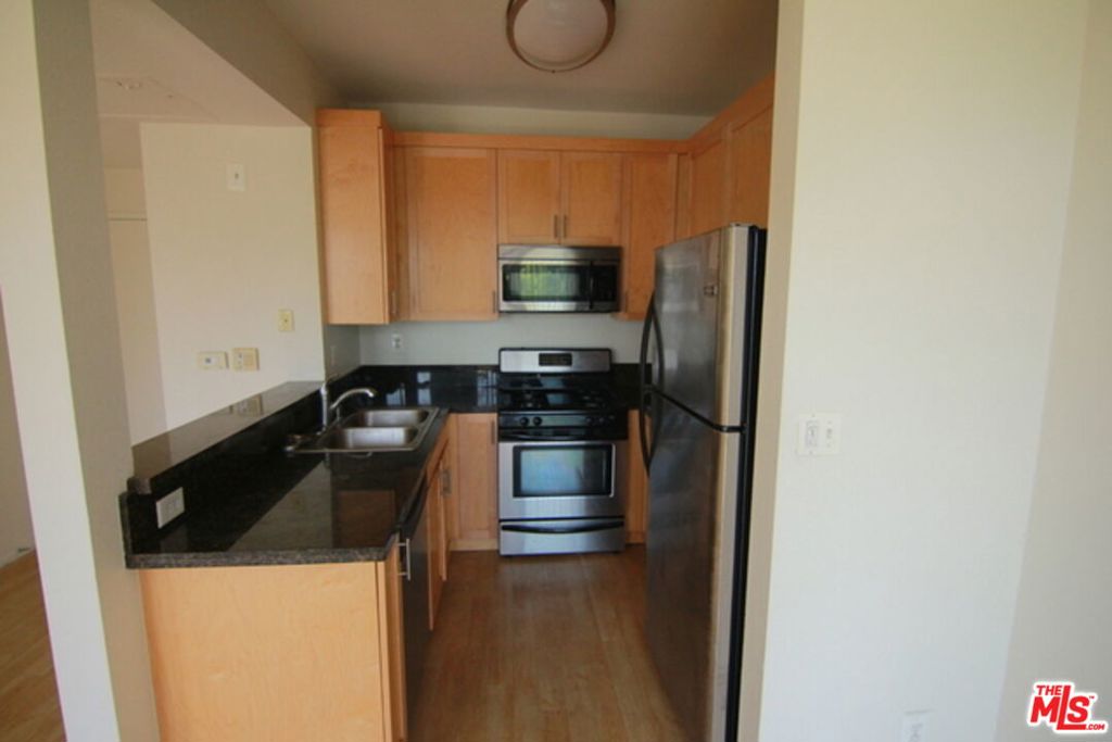 Residential Lease for rent at 884 Palm Avenue 301, West Hollywood CA featuring 1 bed and 1 bath