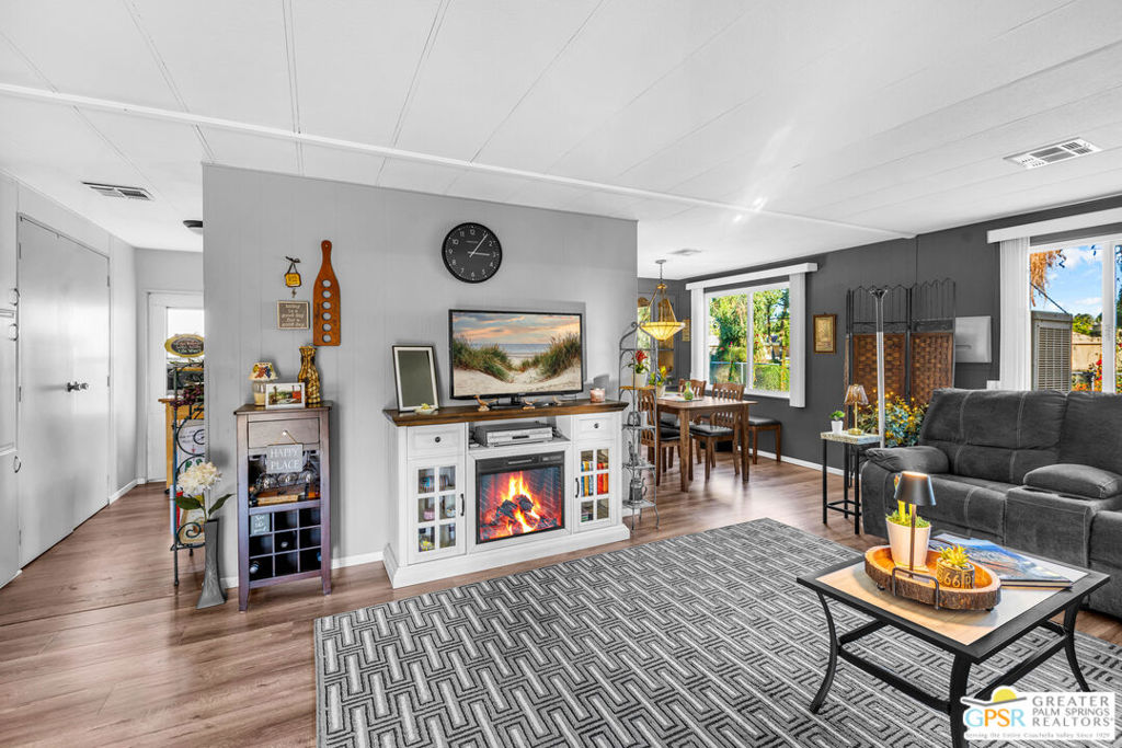 Manufactured In Park for sale at 7 Lincoln, Cathedral City CA featuring 2 beds and 2 baths