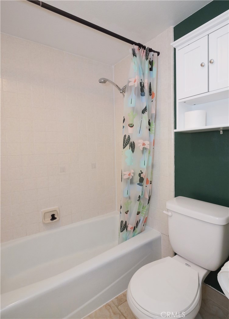 Residential Lease for rent at 239 N Juanita E, Redondo Beach CA featuring 2 beds and 3 baths