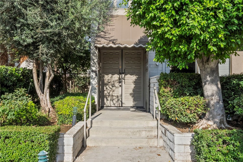 Residential for sale at 5305 White Oak Avenue K, Encino CA featuring 3 beds and 3 baths