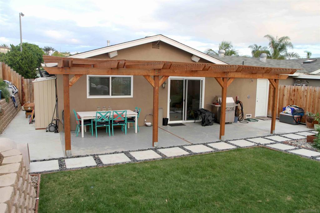 Residential Lease for rent at 264 Rosebay Dr, Encinitas CA featuring 2 beds and 1 bath