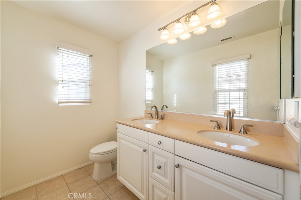 Residential Lease for rent at 60 Chantilly, Irvine CA featuring 3 beds and 3 baths