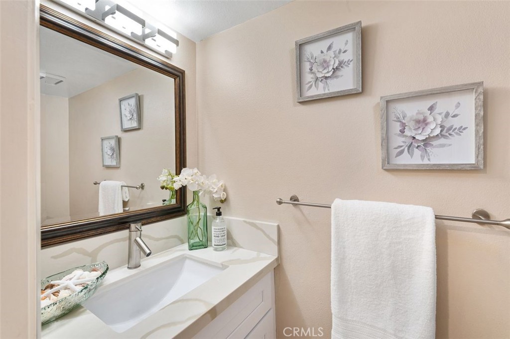 Residential Lease for rent at 5704 Skyview Way A, Agoura Hills CA featuring 1 bed and 2 baths