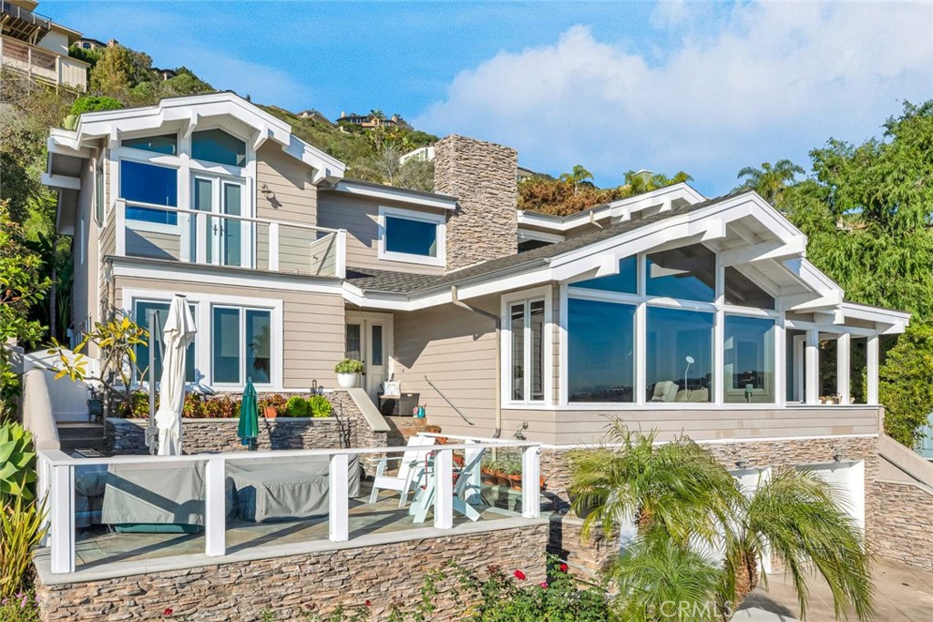 Residential Lease for rent at 21 N Vista De La Luna, Laguna Beach CA featuring 4 beds and 4 baths