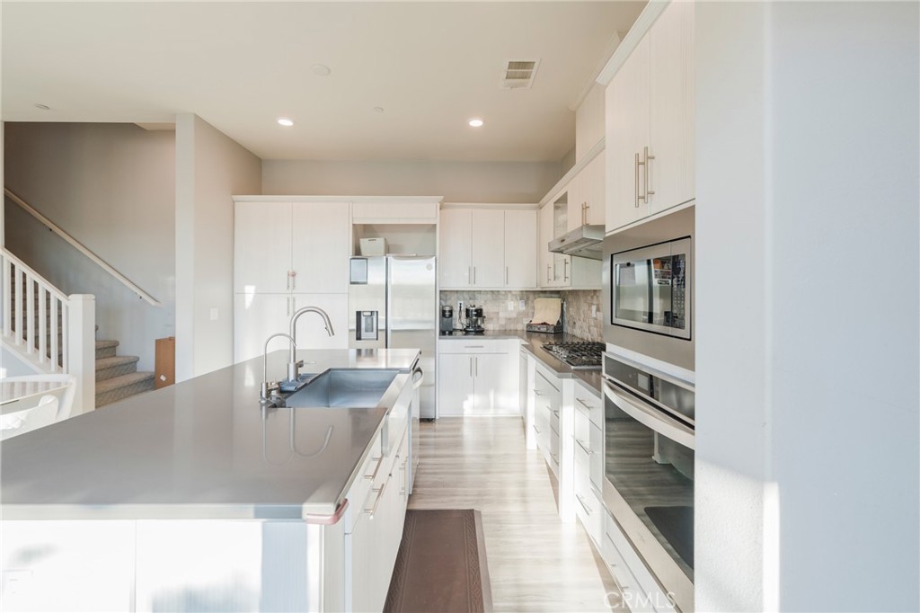 Residential Lease for rent at 102 Spectacle, Irvine CA featuring 4 beds and 4 baths