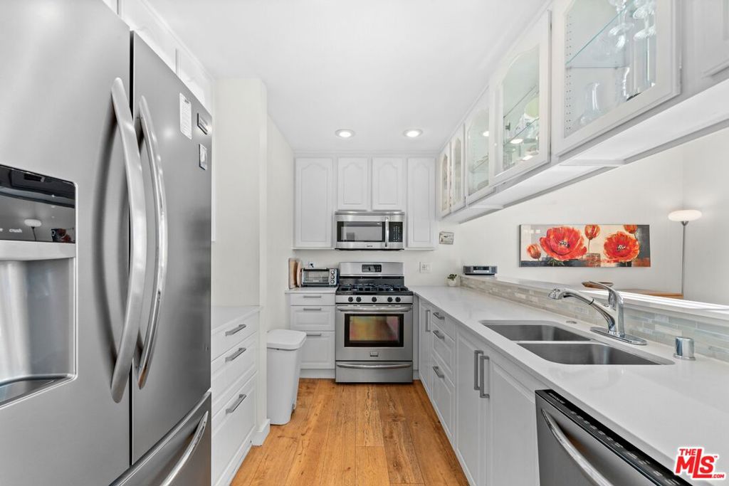 Residential for sale at 11535 Rochester Avenue 302, Los Angeles CA featuring 2 beds and 3 baths