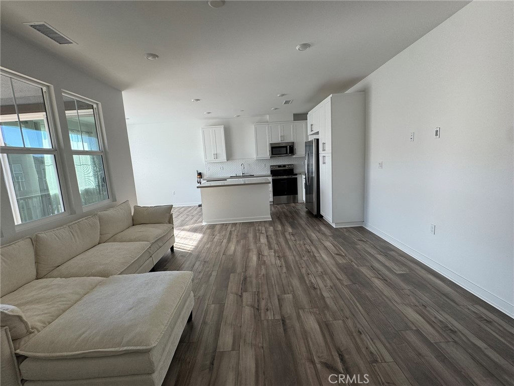 Residential Lease for rent at 12962 Lassen Drive 303, Eastvale, Riverside County CA featuring 1 bed and 1 bath