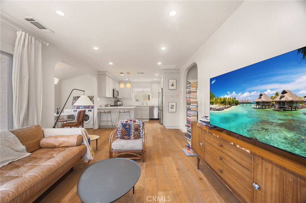 Residential for sale at 3652 Valleybrink, Los Angeles CA featuring 2 beds and 1 bath