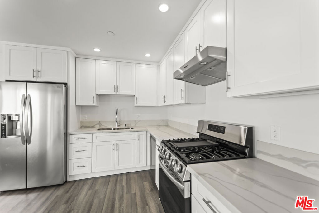 Residential Lease for rent at 1254 9th Street C, Santa Monica CA featuring 2 beds and 2 baths