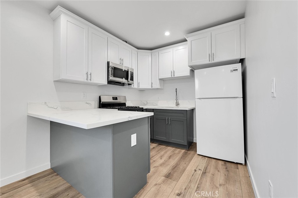 Residential Lease for rent at 1020 Dennis B, Simi Valley CA featuring 1 bed and 1 bath