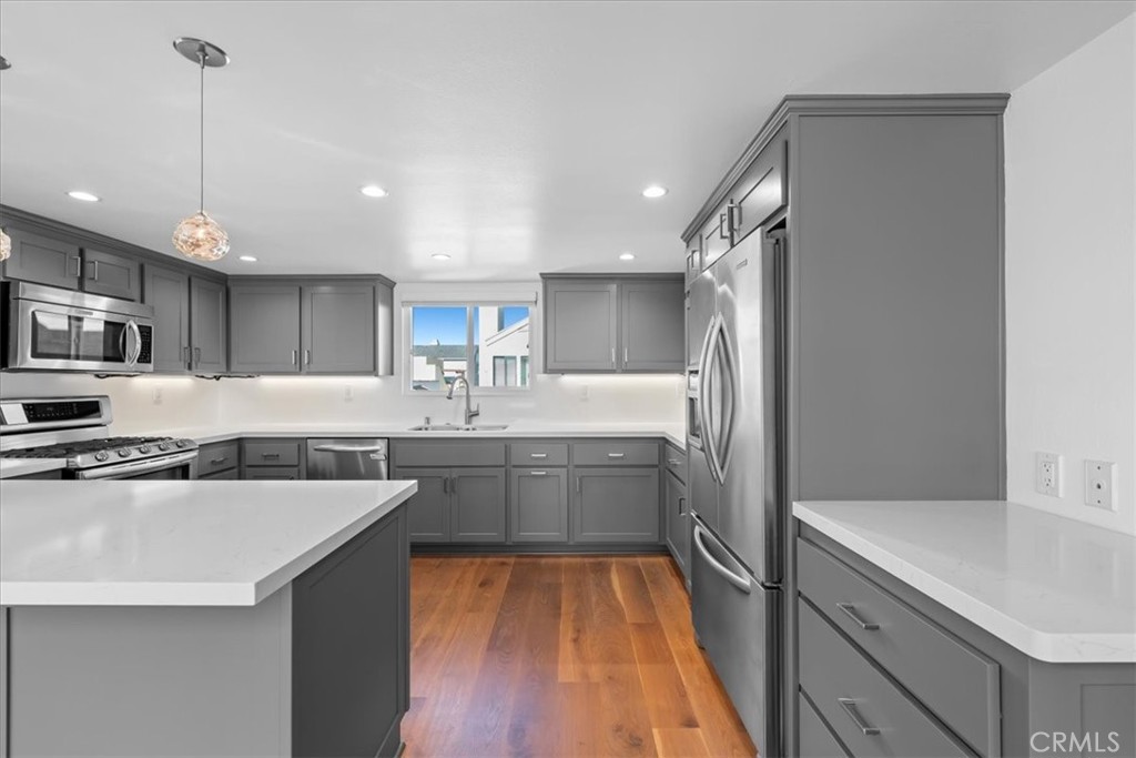 Residential Lease for rent at 1107 Loma Drive D, Hermosa Beach CA featuring 2 beds and 3 baths