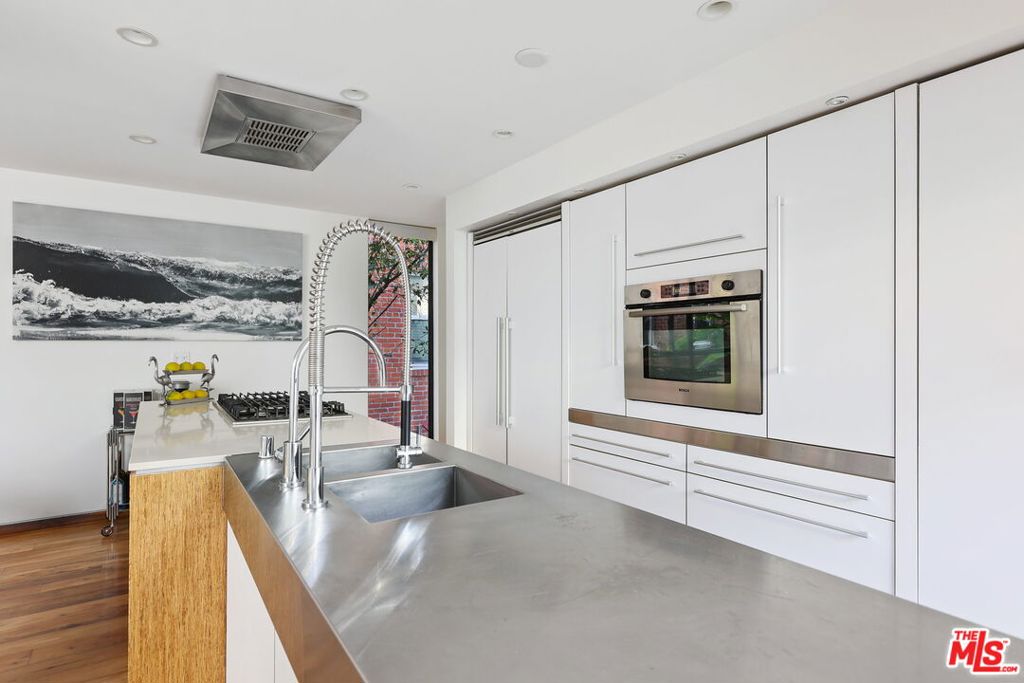 Residential Lease for rent at 7 Vicente Terrace, Santa Monica CA featuring 4 beds and 5 baths