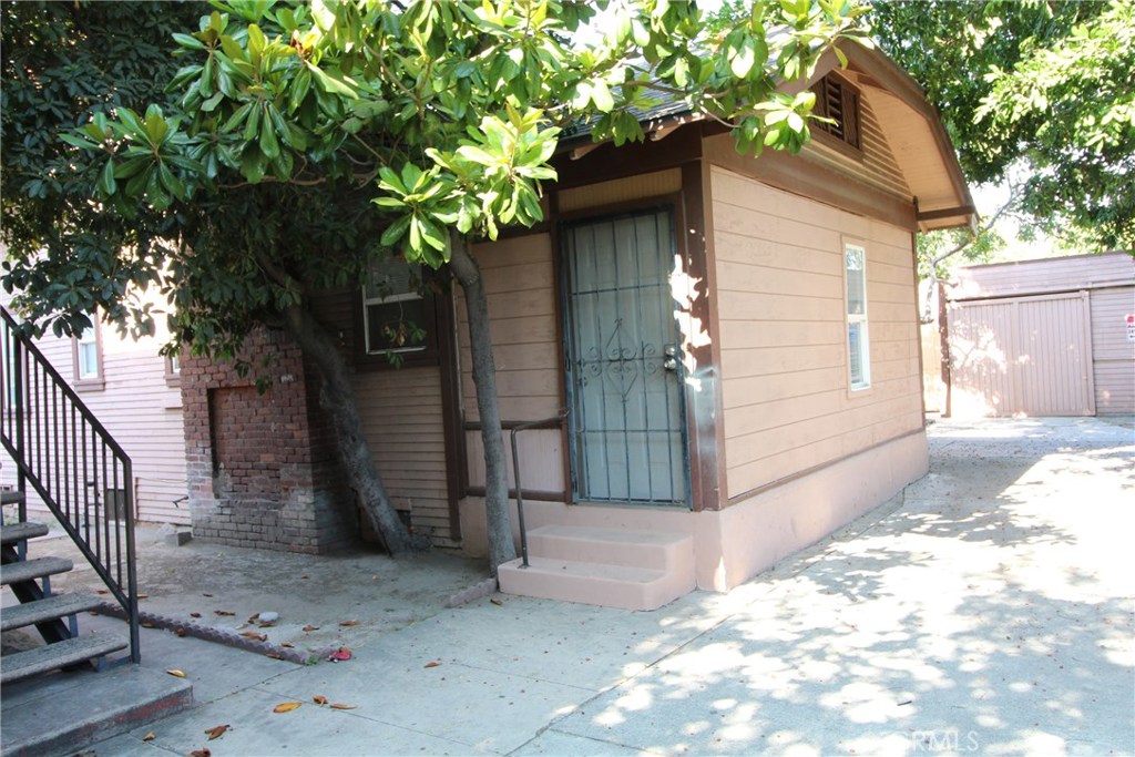 Residential Lease for rent at 7024 Middleton Street B, Huntington Park CA featuring 2 beds and 1 bath