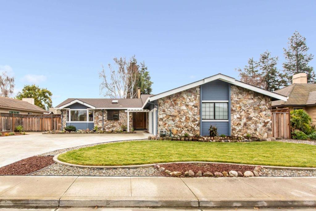 Residential Lease for rent at 431 Paul Drive, Hollister, San Benito County CA featuring 3 beds and 2 baths