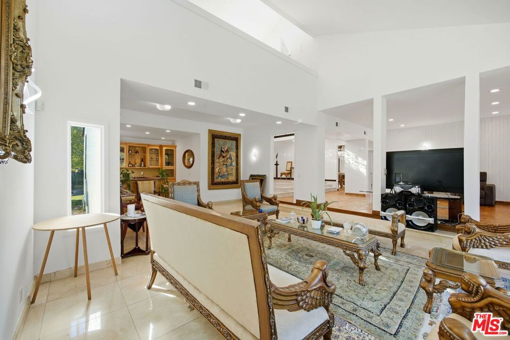 Residential Lease for rent at 2846 Royston Place, Beverly Hills CA featuring 4 beds and 5 baths