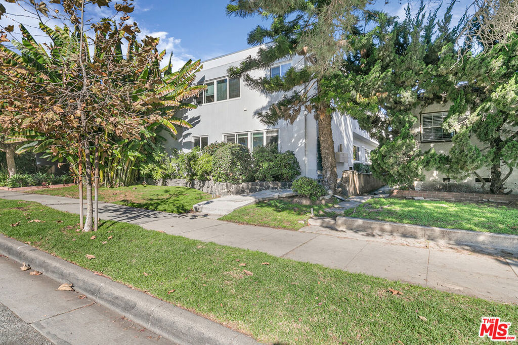 Residential Lease for rent at 1323 11th Street 2, Santa Monica CA featuring 1 bed and 1 bath