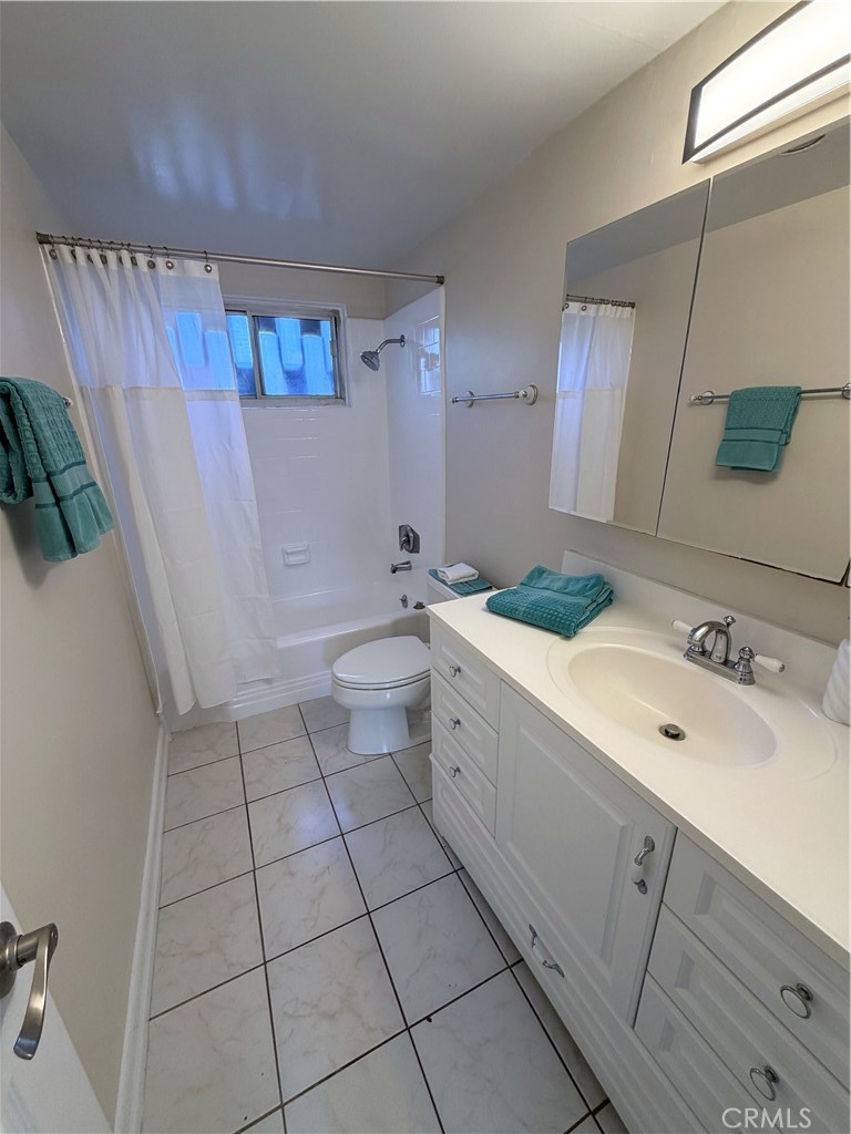 Residential Lease for rent at 931 W 19th Street 5, Costa Mesa CA featuring 1 bed and 1 bath