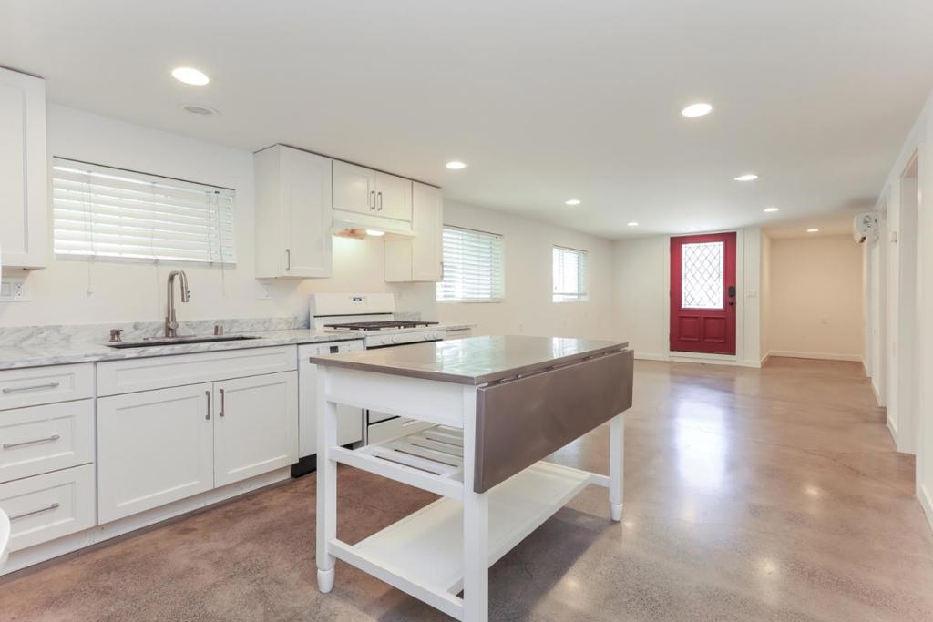 Residential Lease for rent at 1432 12th Street B, Oakland CA featuring 3 beds and 2 baths