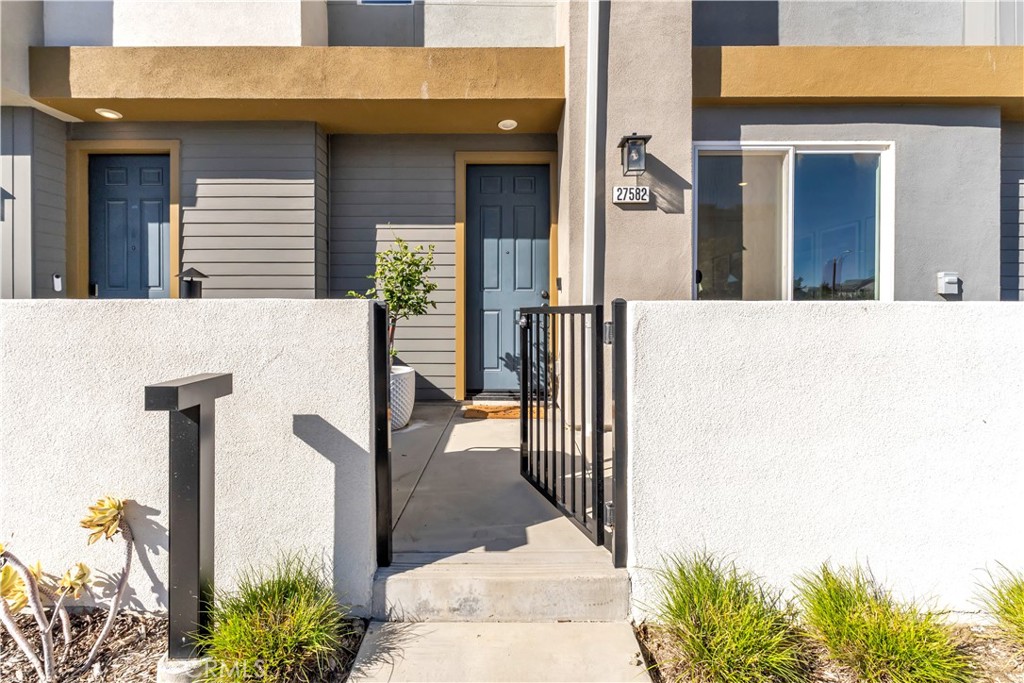 Residential for sale at 27582 Manzanita, Valencia CA featuring 3 beds and 4 baths