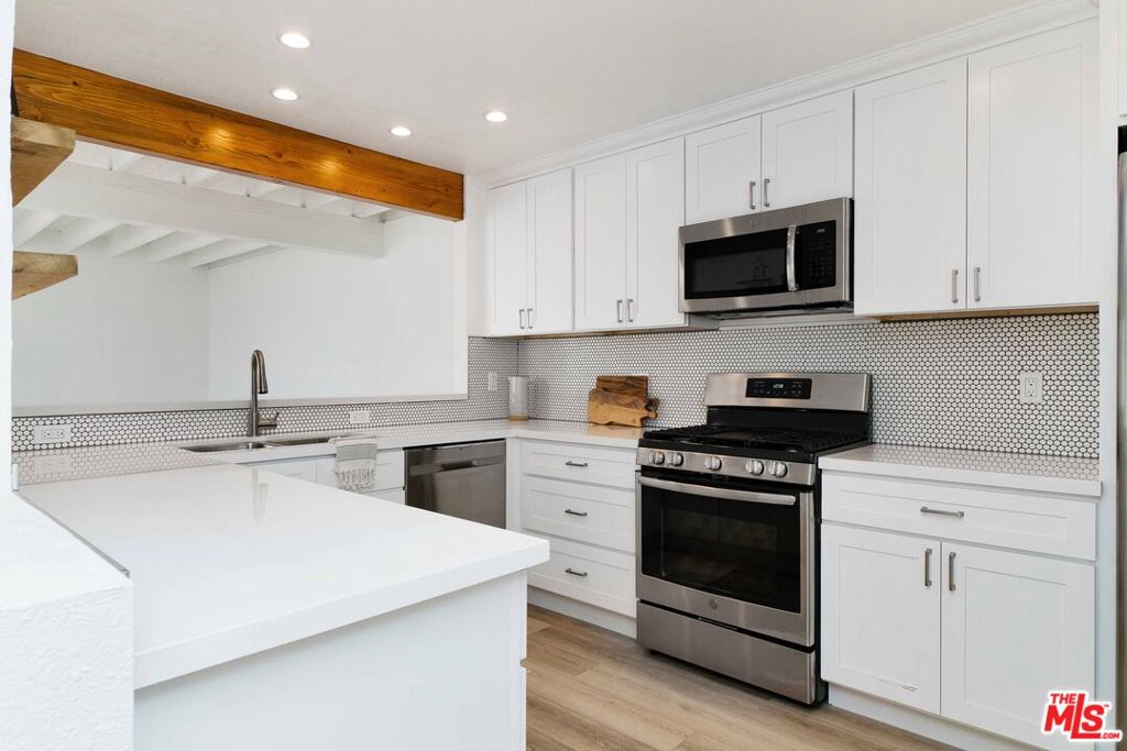 Residential Lease for rent at 29221 Heathercliff Road 4, Malibu CA featuring 2 beds and 2 baths