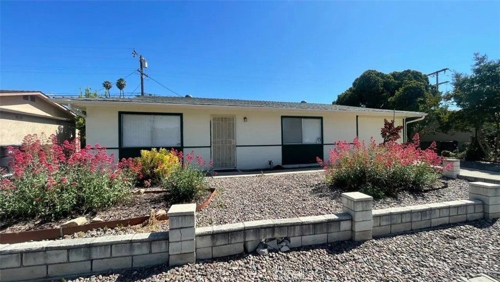 Residential Lease for rent at 43353 Acacia, Hemet CA featuring 2 beds and 1 bath