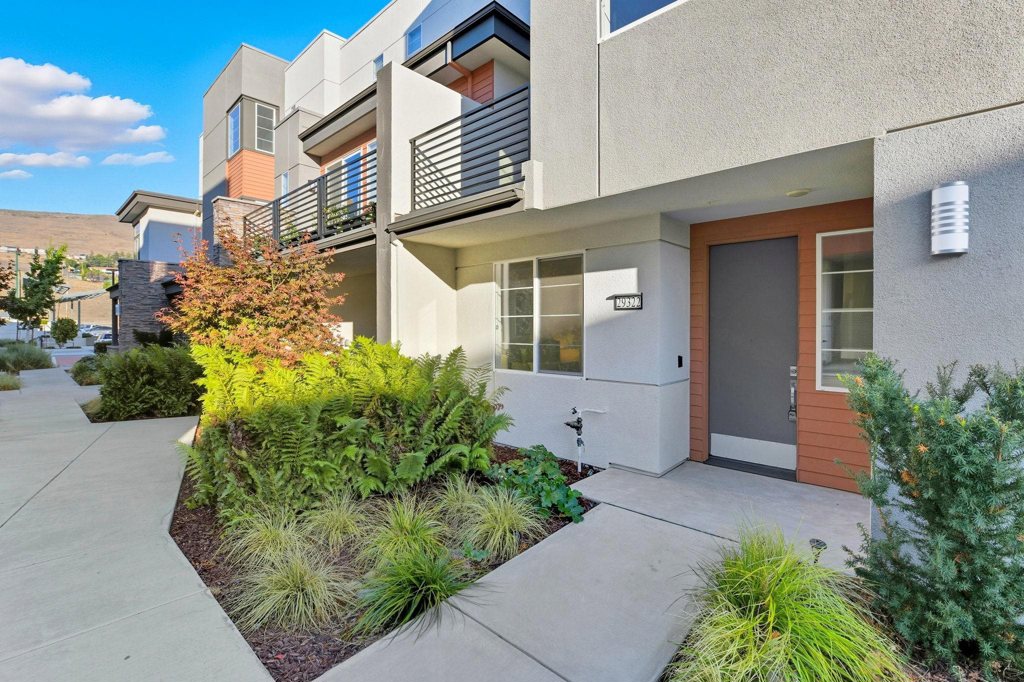 Residential for sale at 29322 Hub Ln, Hayward CA featuring 3 beds and 4 baths