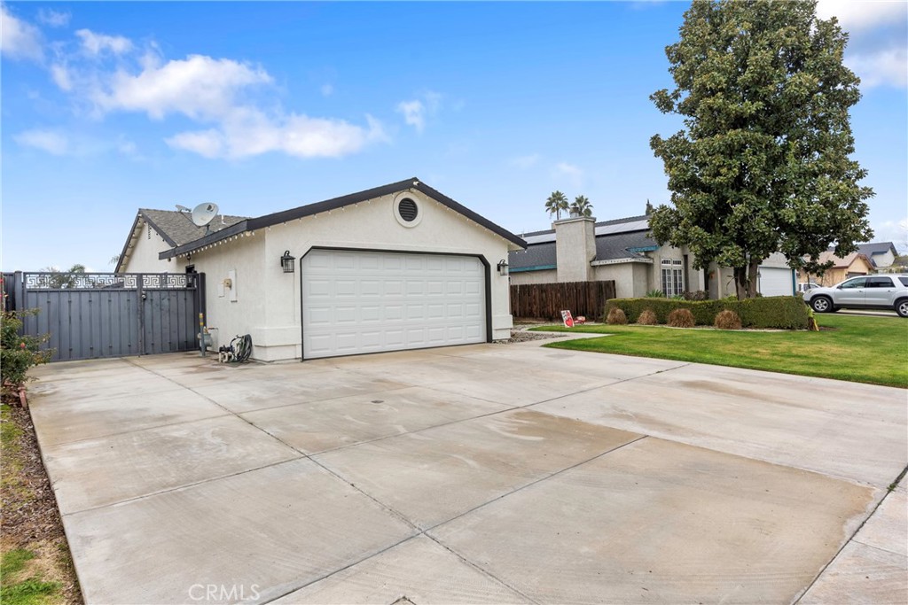 Residential for sale at 7009 Kings Forest Court, Bakersfield CA featuring 3 beds and 2 baths
