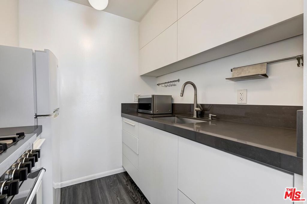 Residential for sale at 2311 4th Street 311, Santa Monica CA featuring 1 bed and 1 bath
