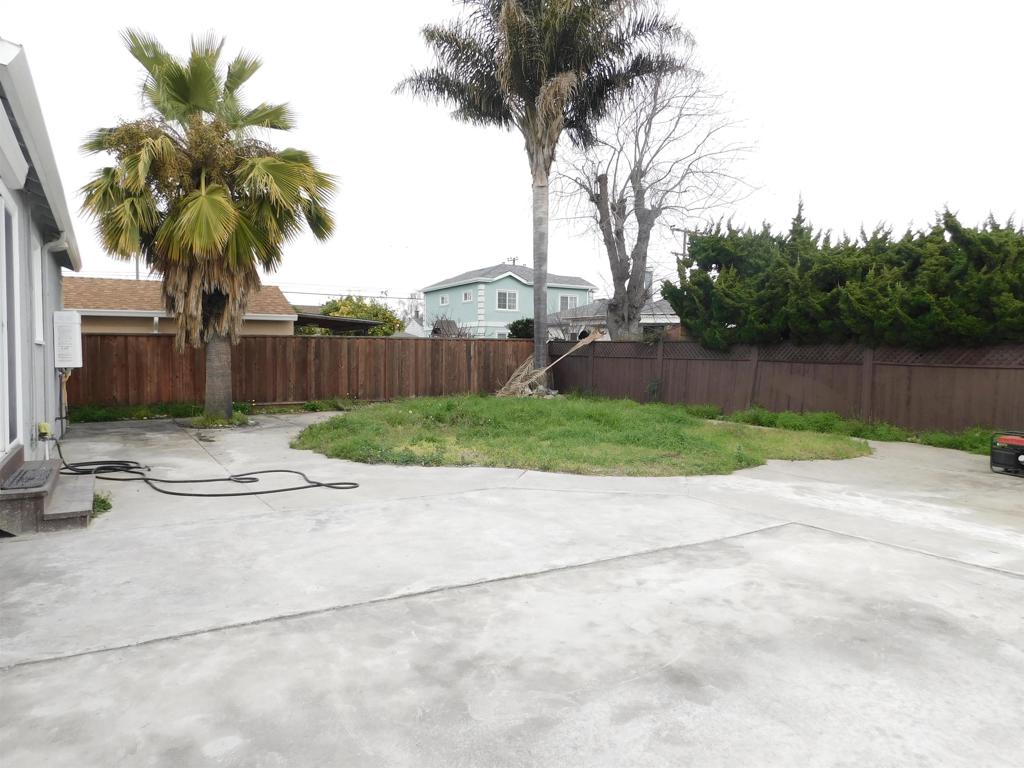 Residential for sale at 15018 Edgemoor St, San Leandro CA featuring 3 beds and 1 bath