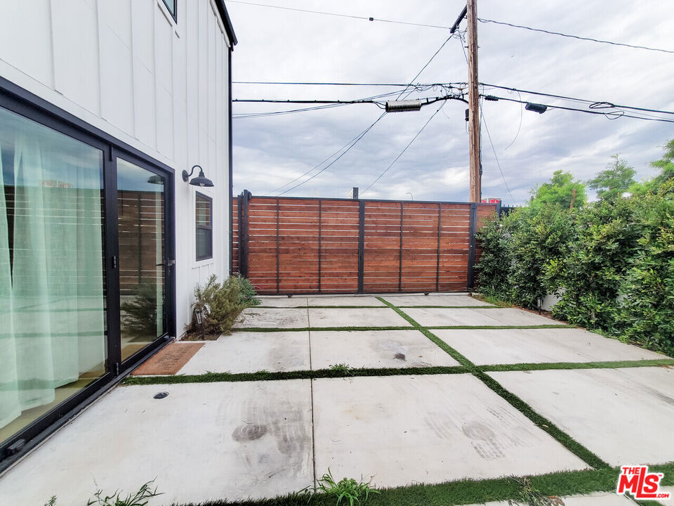 Residential Lease for rent at 11221 Hannum Avenue A, Culver City CA featuring 2 beds and 1 bath