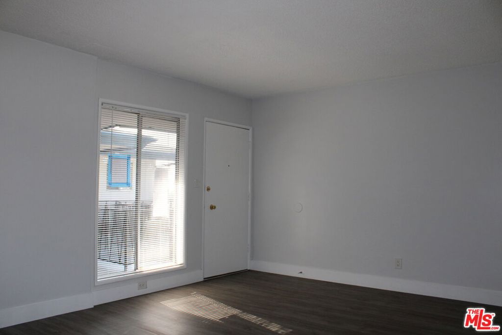 Residential Lease for rent at 1026 S Flower Street 17, Inglewood CA featuring 2 beds and 1 bath