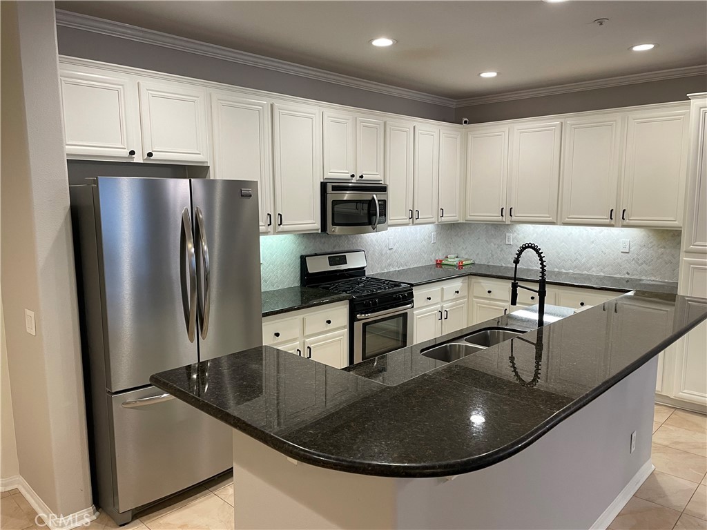 Residential Lease for rent at 28 Taquitz 36, Irvine CA featuring 3 beds and 3 baths