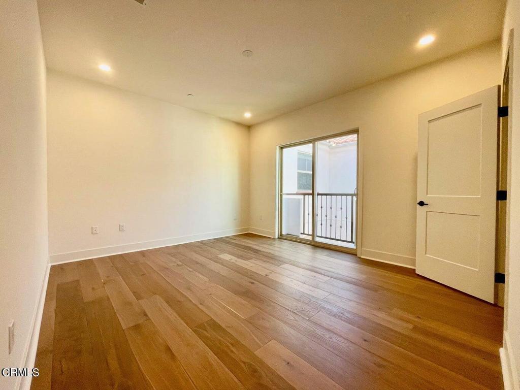 Residential Lease for rent at 44 Coronado Street 207, Ventura CA featuring 2 beds and 3 baths