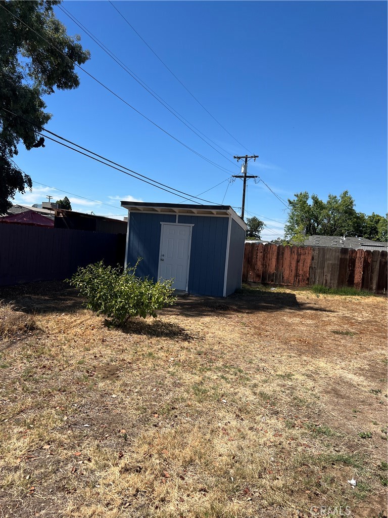Residential for sale at 4069 N Sunnyside, Fresno CA featuring 3 beds and 1 bath